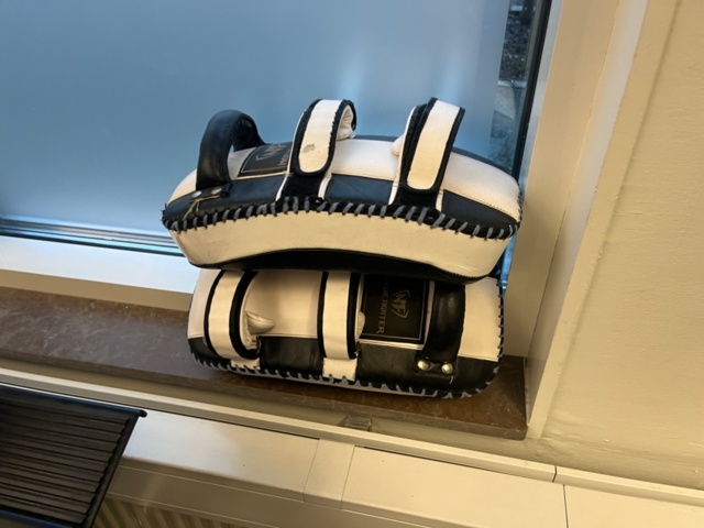 1424012-8 Träningsredskap - Medicinbollar, viktvästar, m.m.