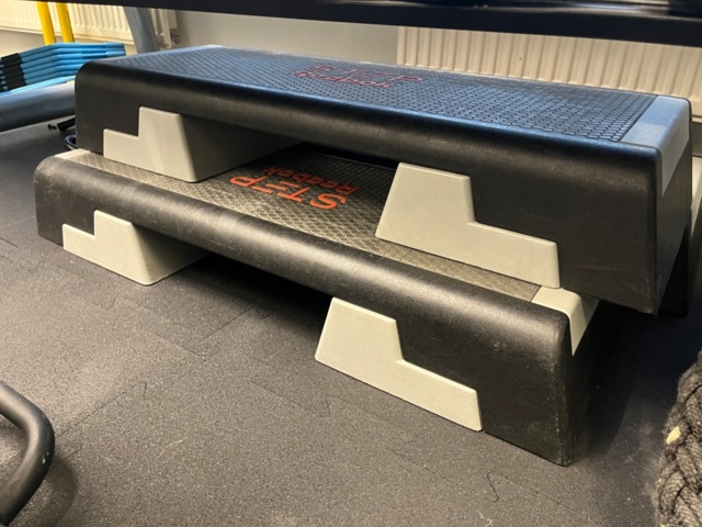 1424012-10 Träningsredskap - Medicinbollar, viktvästar, m.m.