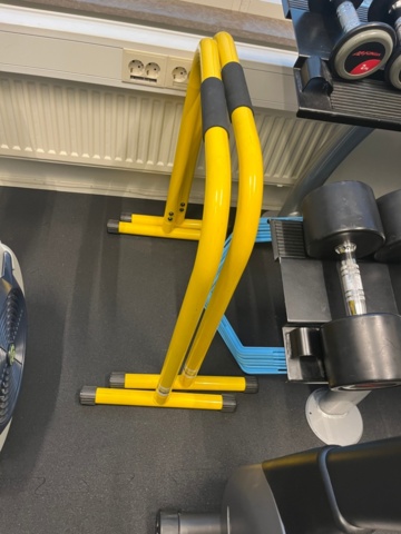 1424012-11 Träningsredskap - Medicinbollar, viktvästar, m.m.