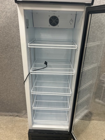 1367159-2 Display cooler on wheels