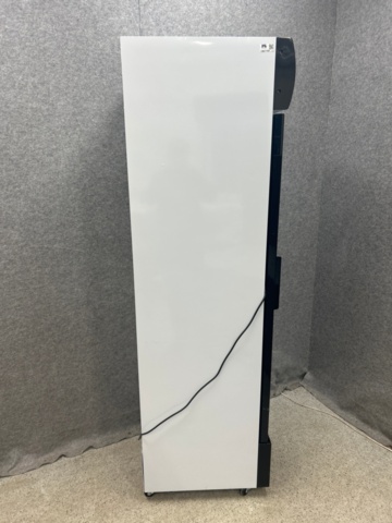 1367159-4 Display cooler on wheels