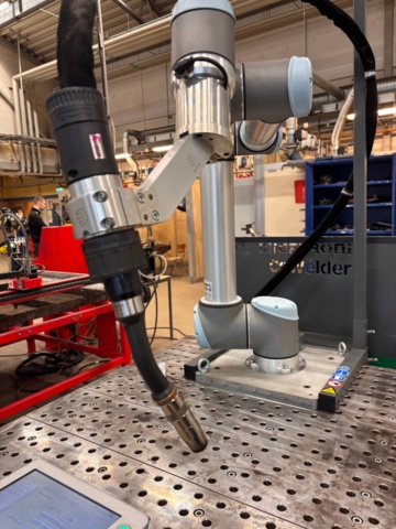 1476175-6 Universal Robots UR10 robotsvetscell med Migatronic svets