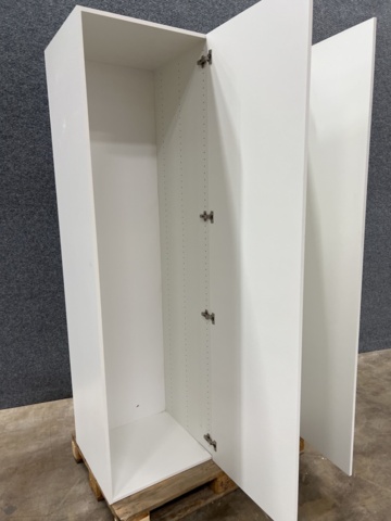 1476629-8 2 wardrobes / tall cabinets