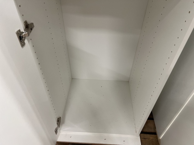 1476631-7 2 wardrobes / tall cabinets