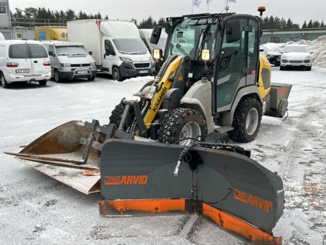 1454809-1 Kompaktlastare Kramer 5040 med skopa, gafflar, vikplog & sandspridare