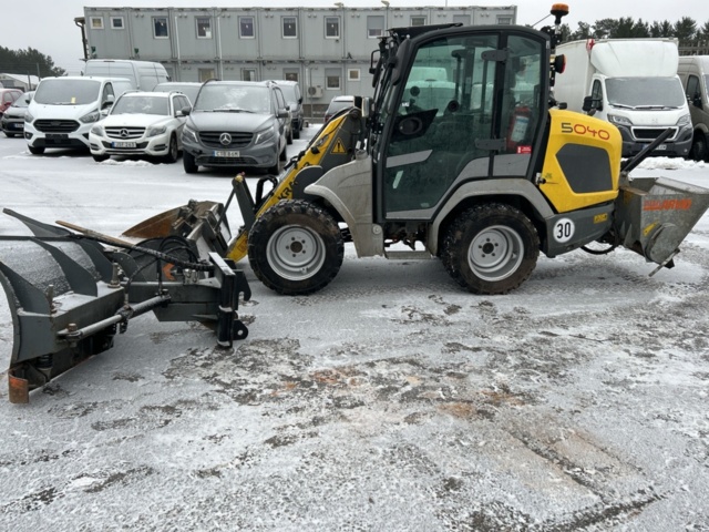 1454809-2 Kompaktlastare Kramer 5040 med skopa, gafflar, vikplog & sandspridare