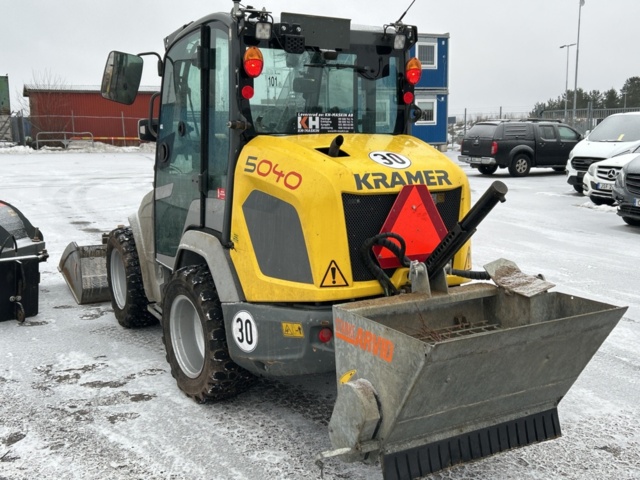 1454809-3 Kompaktlastare Kramer 5040 med skopa, gafflar, vikplog & sandspridare