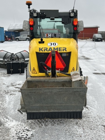 1454809-4 Kompaktlastare Kramer 5040 med skopa, gafflar, vikplog & sandspridare