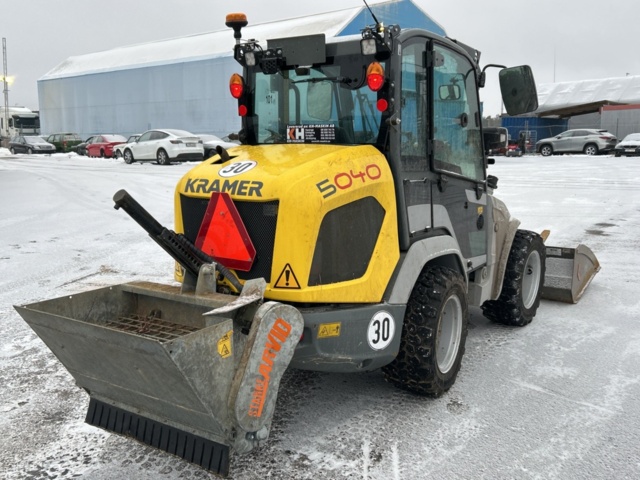 1454809-5 Kompaktlastare Kramer 5040 med skopa, gafflar, vikplog & sandspridare