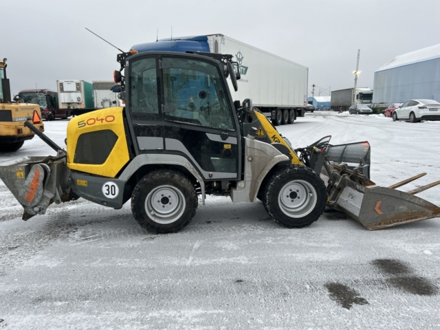 1454809-6 Kompaktlastare Kramer 5040 med skopa, gafflar, vikplog & sandspridare