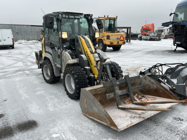 1454809-7 Kompaktlastare Kramer 5040 med skopa, gafflar, vikplog & sandspridare