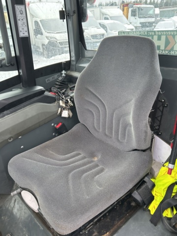 1454809-10 Kompaktlastare Kramer 5040 med skopa, gafflar, vikplog & sandspridare