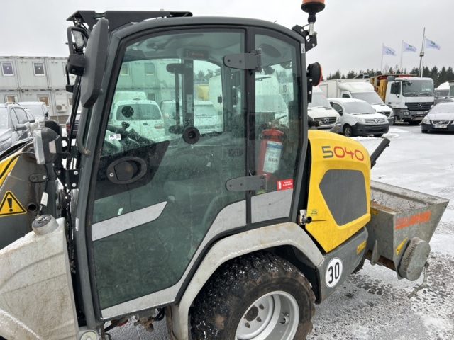 1454809-34 Kompaktlastare Kramer 5040 med skopa, gafflar, vikplog & sandspridare