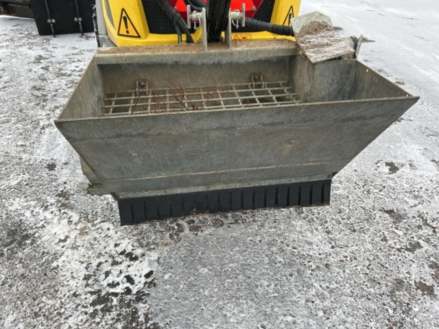 1454809-52 Kompaktlastare Kramer 5040 med skopa, gafflar, vikplog & sandspridare