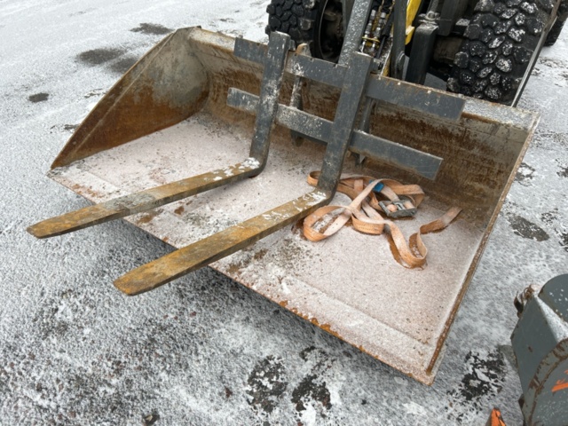 1454809-73 Kompaktlastare Kramer 5040 med skopa, gafflar, vikplog & sandspridare