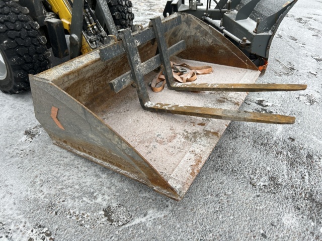 1454809-74 Kompaktlastare Kramer 5040 med skopa, gafflar, vikplog & sandspridare