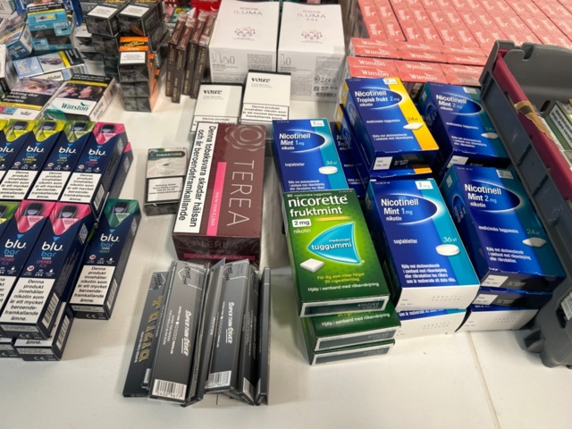 1436492-16 Lot of tobacco and nicotine products