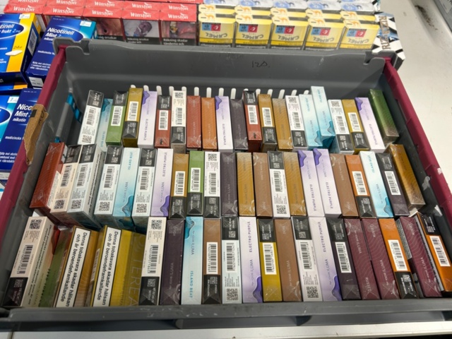 1436492-19 Lot of tobacco and nicotine products