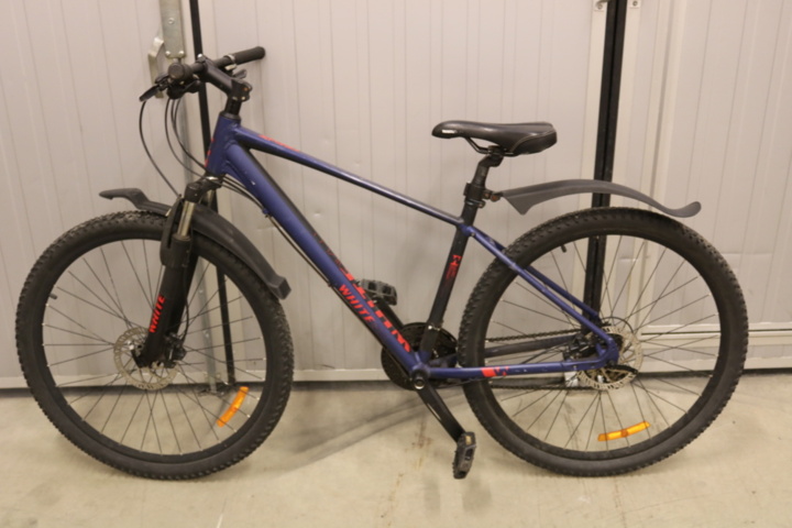 1416755-21 Bicycle White Bikes Trainer