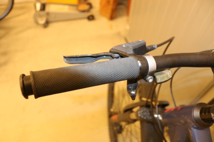 1416755-22 Bicycle White Bikes Trainer