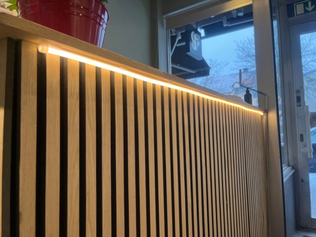 1424034-2 Receptionsdisk trä samt kontorsgeråd