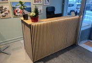 1424034 Receptionsdisk trä samt kontorsgeråd