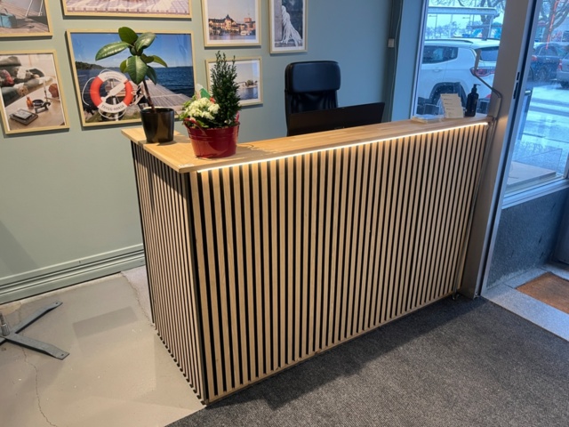 1424034-1 Receptionsdisk trä samt kontorsgeråd