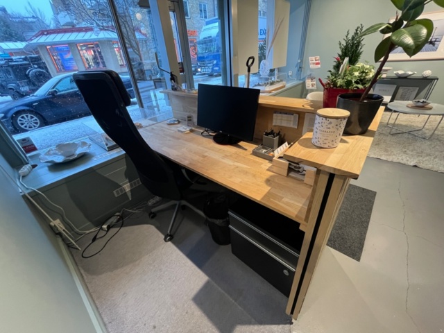 1424034-3 Receptionsdisk trä samt kontorsgeråd