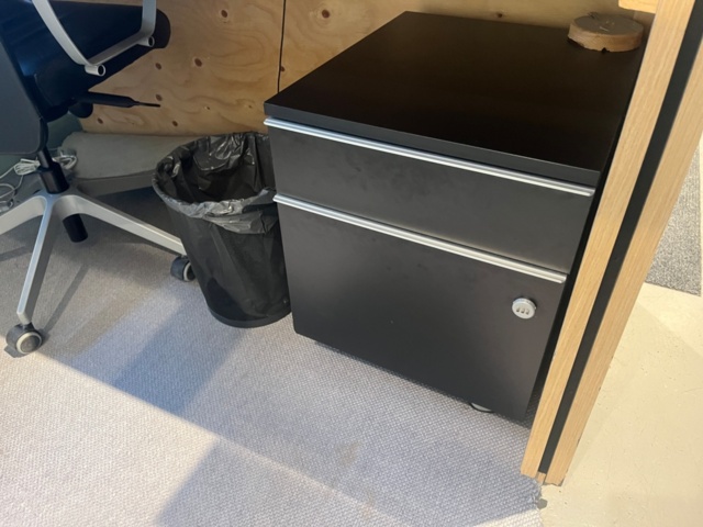 1424034-4 Receptionsdisk trä samt kontorsgeråd