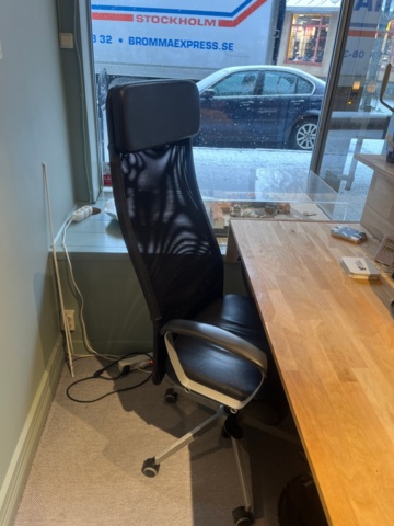 1424034-6 Receptionsdisk trä samt kontorsgeråd