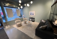 1424035 Soffgrupp, soffa, fåtöljer, matta, sidobord, talkampa