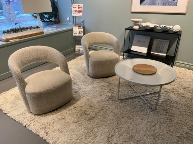 1424035-2 Soffgrupp, soffa, fåtöljer, matta, sidobord, talkampa