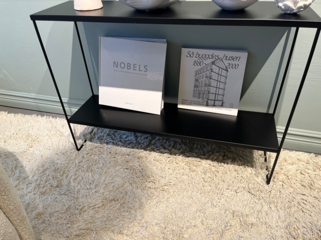 1424035-5 Soffgrupp, soffa, fåtöljer, matta, sidobord, talkampa