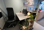 1424036 Kontorsplats, elskrivbord, avskärmare, lådor, tillbehör