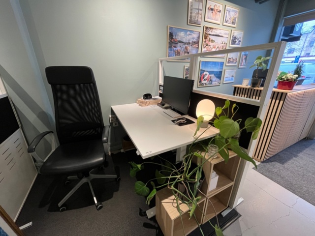 1424036-1 Kontorsplats, elskrivbord, avskärmare, lådor, tillbehör