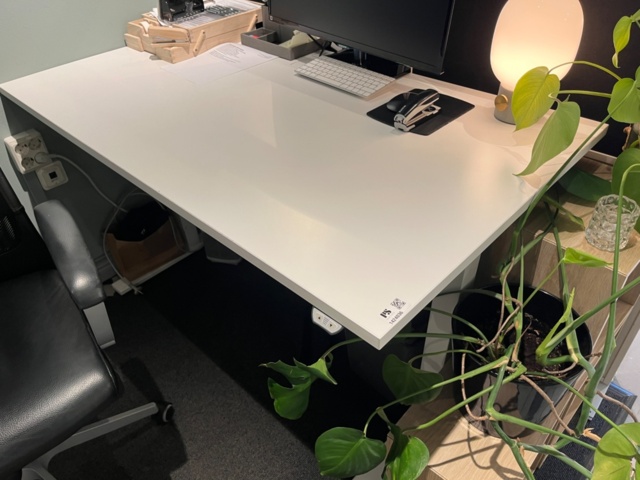 1424036-2 Kontorsplats, elskrivbord, avskärmare, lådor, tillbehör