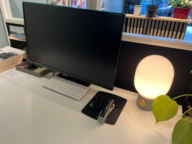 1424036-4 Kontorsplats, elskrivbord, avskärmare, lådor, tillbehör