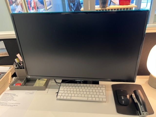 1424036-5 Kontorsplats, elskrivbord, avskärmare, lådor, tillbehör