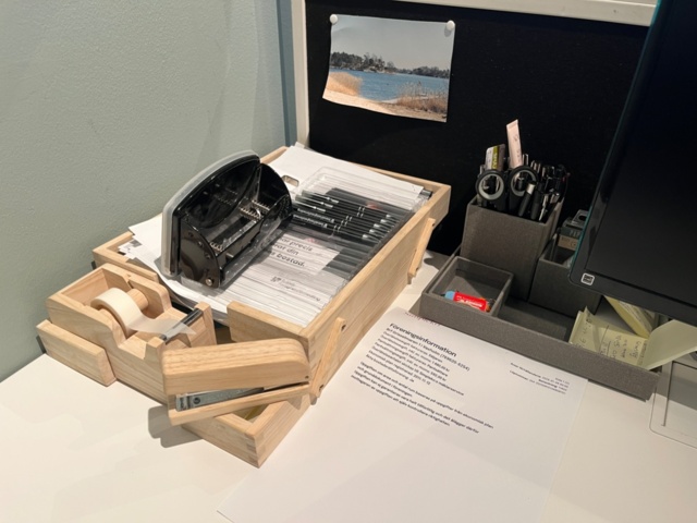 1424036-6 Kontorsplats, elskrivbord, avskärmare, lådor, tillbehör