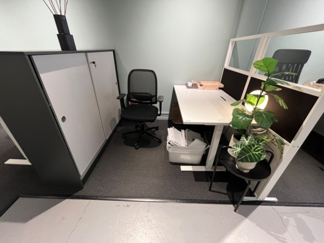 1424037-1 Kontorsplats, elskrivbord, skrivbordsstol, avskärmare, tillbehör