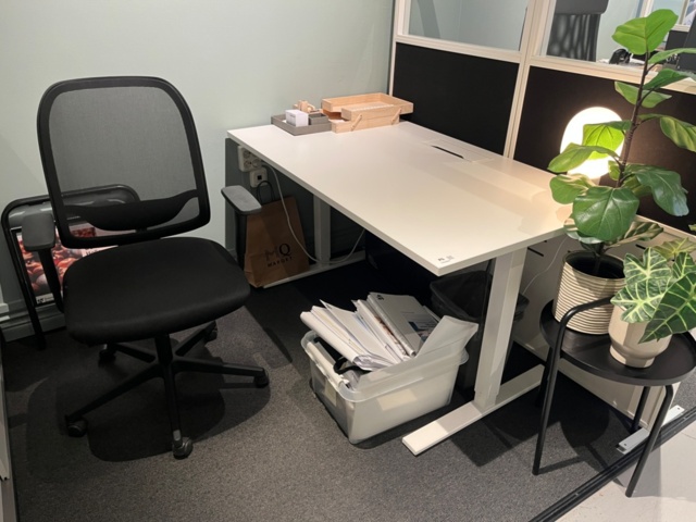 1424037-2 Kontorsplats, elskrivbord, skrivbordsstol, avskärmare, tillbehör