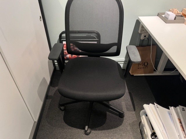 1424037-3 Kontorsplats, elskrivbord, skrivbordsstol, avskärmare, tillbehör