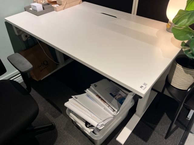 1424037-4 Kontorsplats, elskrivbord, skrivbordsstol, avskärmare, tillbehör