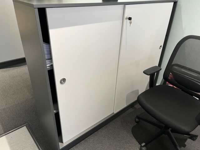 1424037-7 Kontorsplats, elskrivbord, skrivbordsstol, avskärmare, tillbehör