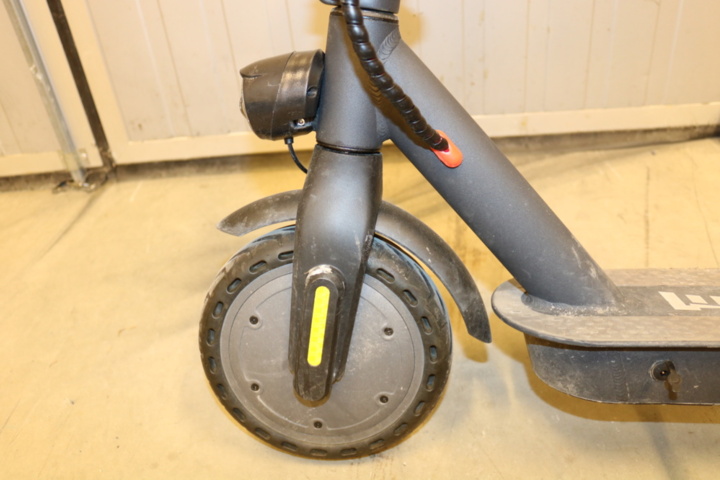1416757-9 Electric Scooter E-Wheels