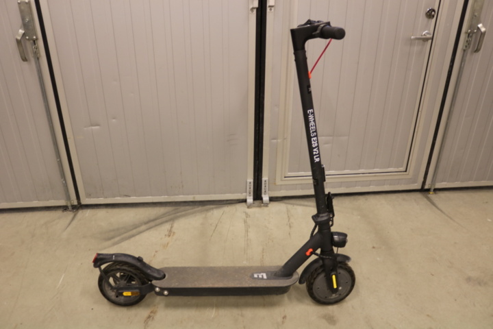 1416757-18 Electric Scooter E-Wheels