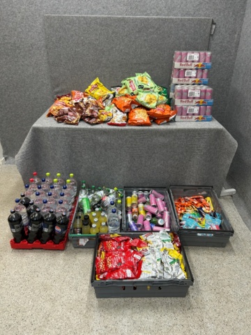 1436494-1 Collection with drinks, sweets and chips