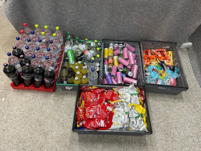 1436494-2 Collection with drinks, sweets and chips