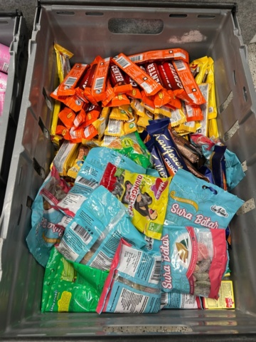 1436494-3 Collection with drinks, sweets and chips