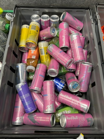 1436494-4 Collection with drinks, sweets and chips